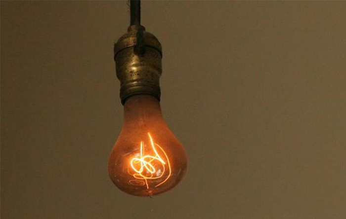 لامپ‌های حبابی اولیه از رشته‌‌ی کربن به جای رشته‌ی تنگستن بهره می‌بردند و دوامشان بیشتر بود.