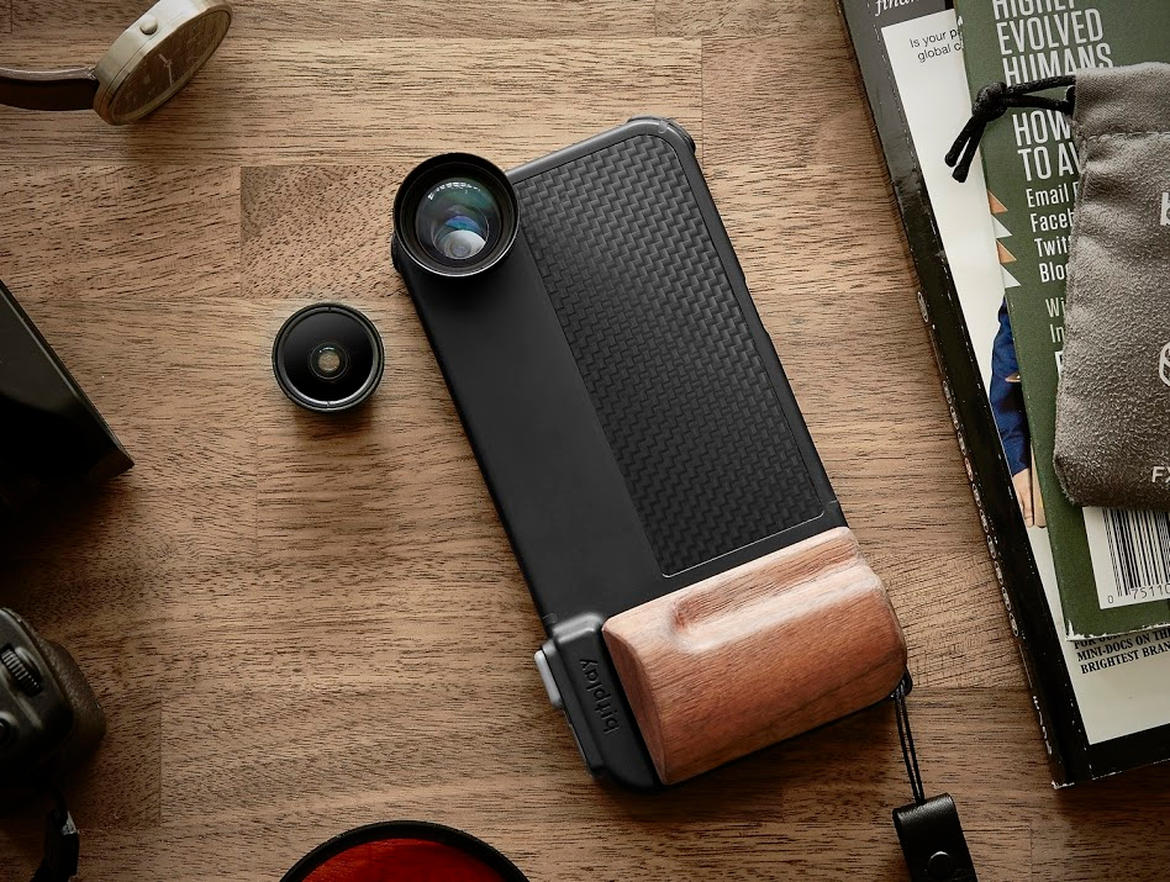 Snap Pro iPhone Camera Case:  اگر به عکاسی با آیفون علاقه‌مند هستید می‌توانید لنزهای Snap Pro را برای خودتان خریداری کنید.
