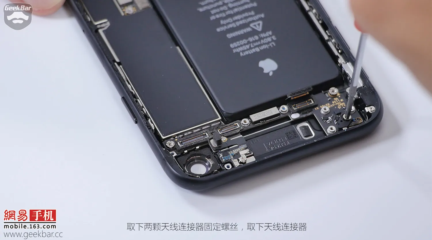 7-Apple-iPhone-7-teardown