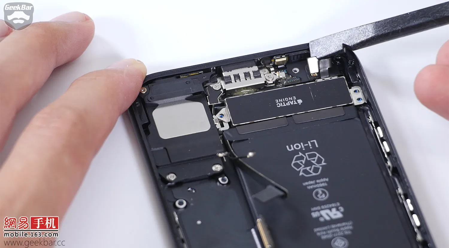 8-apple-iphone-7-teardown
