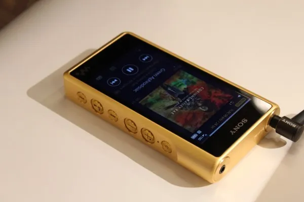 GoldWalkman (2)