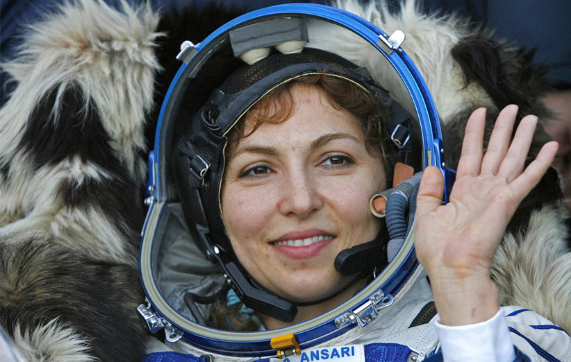 انصاری در سال ۲۰۰۶ با فضاپیمای سایوز روسی به عنوان توریست به ایستگاه فضایی بین‌المللی رفت.