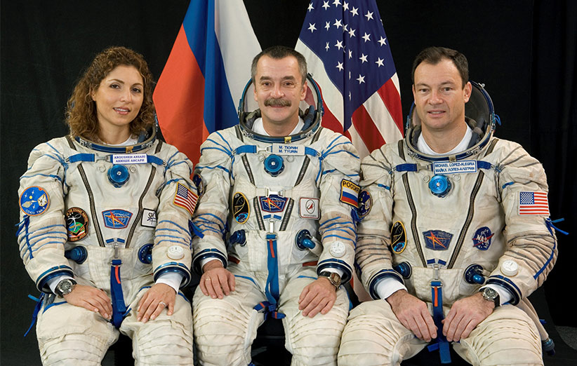 به ترتیب از چپ به راست: انوشه انصاری، کیهان‌گرد؛ میخائیل تیورین، فضانورد روس؛ مایکل لوپز، فضانور آمریکایی