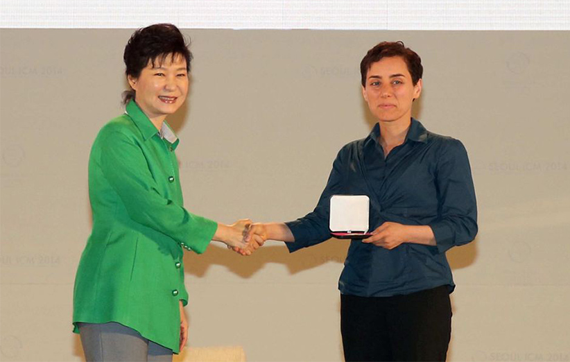 مریم میرزاخانی در حال دریافت جایزه‌ی فیلدز از دست رئیس جمهور کره‌ی جنوبی