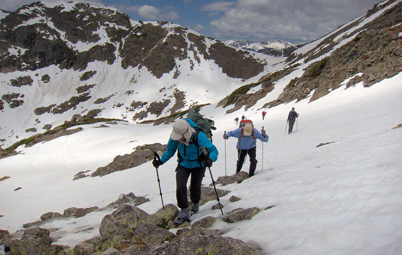 کوهنوردان و کوهپیمایان به طور گسترده از عصای کوهنوردی استفاده می‌کنند.
