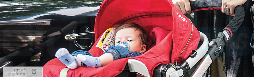وسایل مخصوص خودروی کودک - کودک در کریر قرمز رنگ