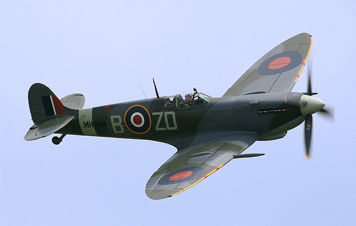 جنگنده‌های انگلیسی اسپیتفایر اولین هواپیماهایی بودند که مجهز به صندلی ایجکت شدند.