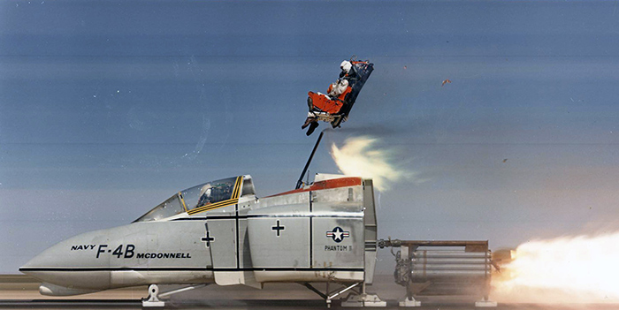 صندلی‌های پرتاب پیشرفته از راکت‌هایی بهره می‌برند تا کمترین آسیب به خلبان وارد شود.