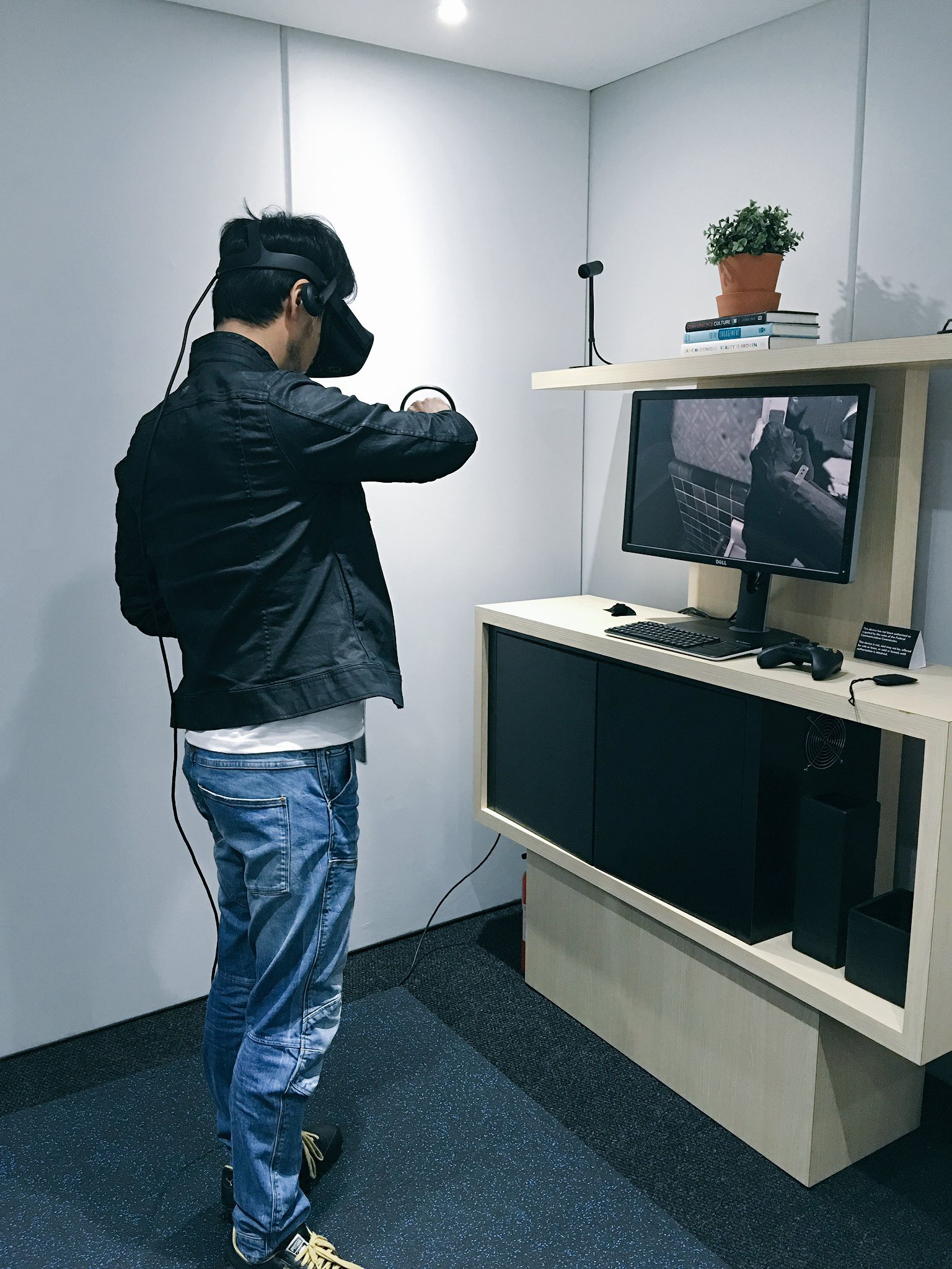 Hideo-Kojima-at-E3-2016-Oculus-Rift-1