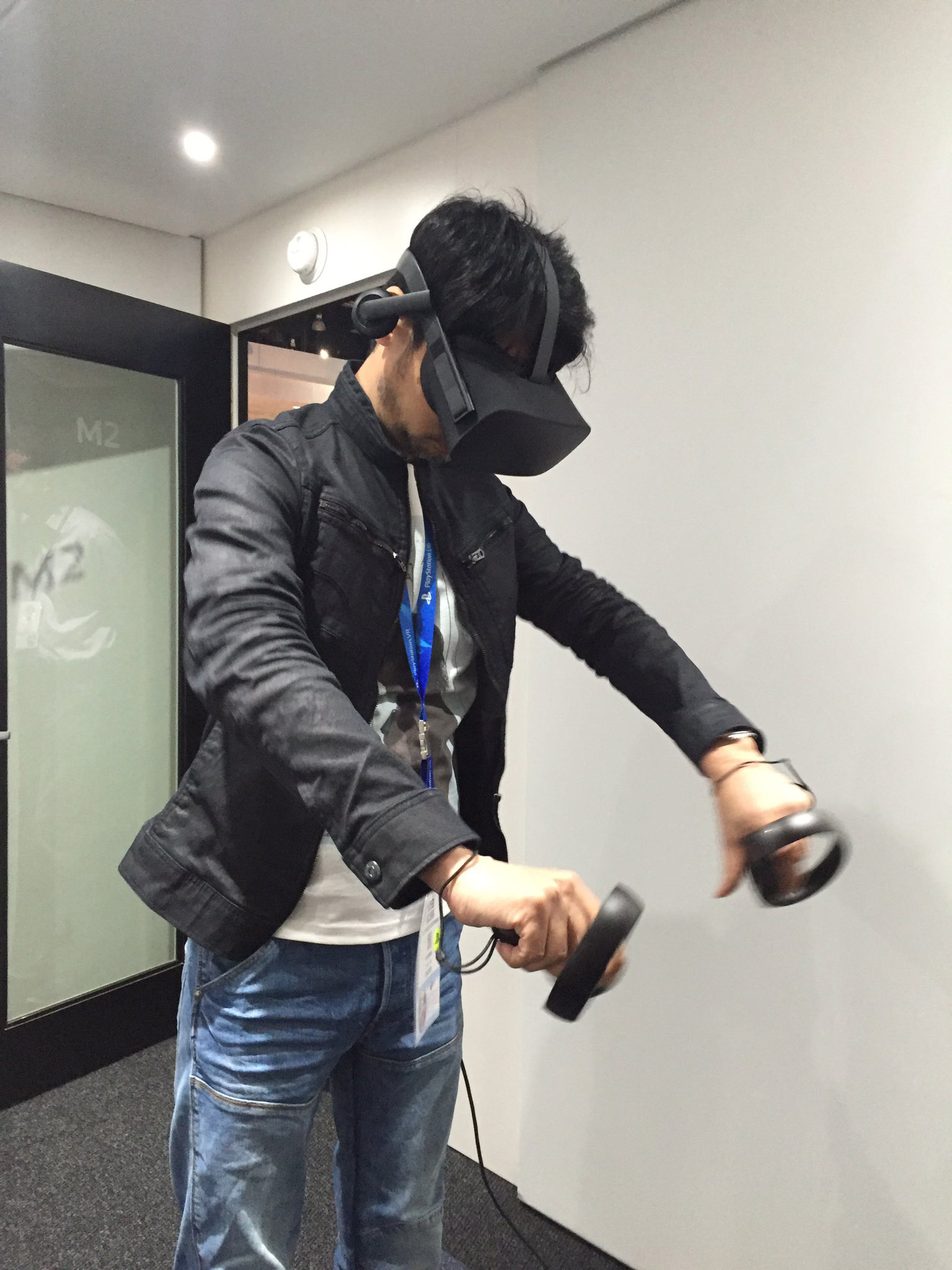 Hideo-Kojima-at-E3-2016-Oculus-Rift-2