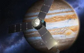 طرحی گرافیکی از فضاپیمای جونو در مدار مشتری