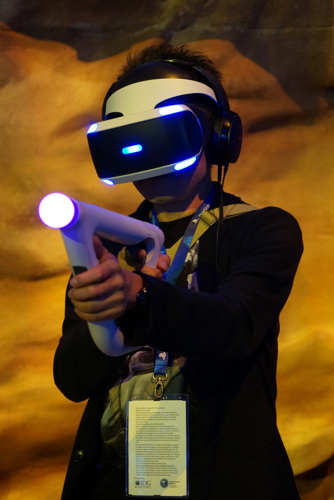 Kenji-Yano-playing-PlayStation-VR-at-E3-2016-2