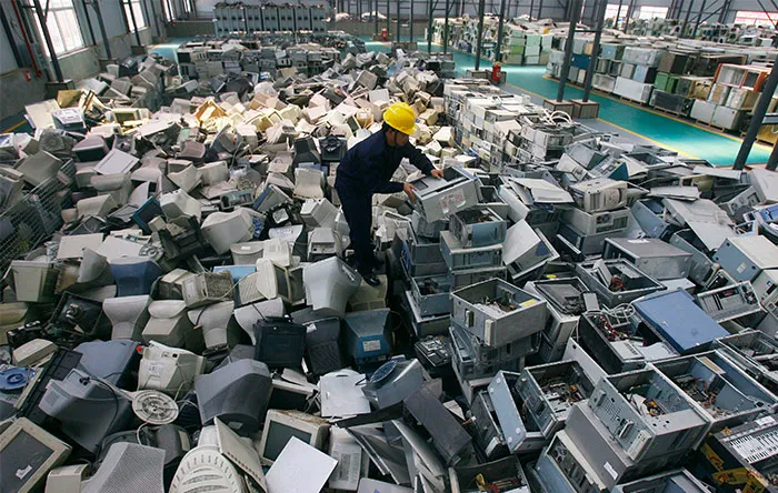 کهنگی عمدی باعث افزایش تعداد کالاهایی که به زباله تبدیل میشوند شده و به محیطزیست آسیب زده است.