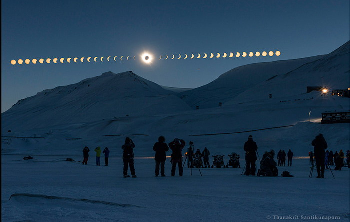 عکس «خورشید گرفتگی کلی برفراز اسوالبارد» Thanakrit Santikunaporn در نروژ گرفته و از برندگان بخش عکس‌های ترکیبی است.