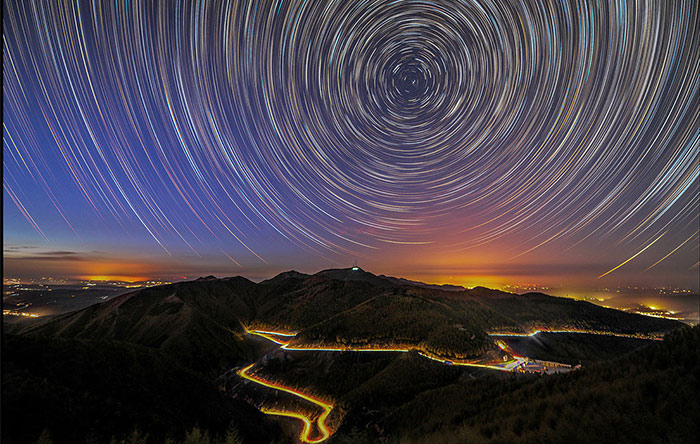 عکس «رد ستارگان کوهستان لیپوان» را سان گوچای از چین گرفته است و از برندگان بخش عکس‌های ترکیبی است.