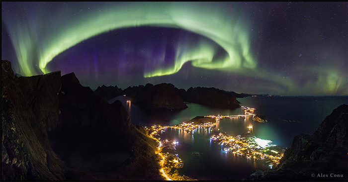 نورهای شمال برفراز لوفوتن. برنده‌ی جایزه‌ی اول بخش مبارزه با آلودگی نوری. عکس توسط «الکس کنو» در نروژ گرفته شده است.