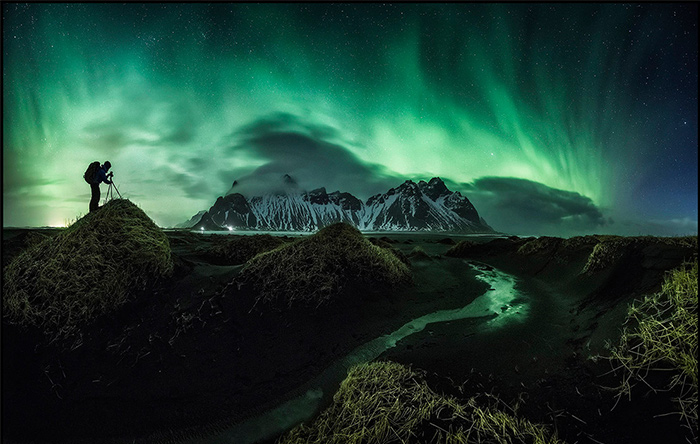 عکس «عکاس» را نیکولاس روملت در ایسلند گرفته و برنده‌ی جایزه‌ی دوم در بخش زیبایی آسمان شب شده است.