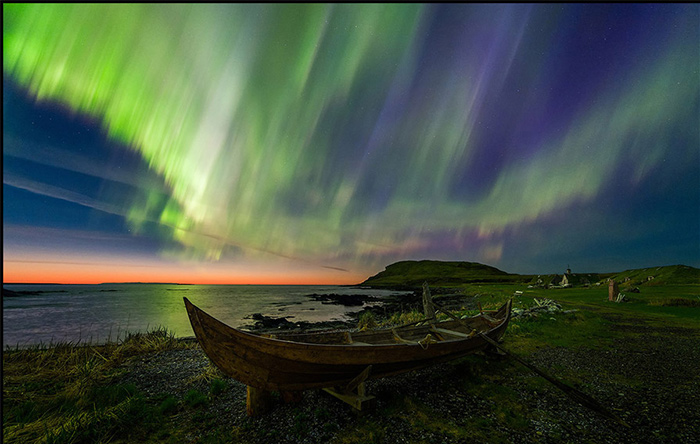 عکس «نورهای وایکینگ» توسط آدام وودوورث از کانادا گرفته شده و برنده‌ی زیبایی آسمان شب در بخش عکس‌های ترکیبی شده است.