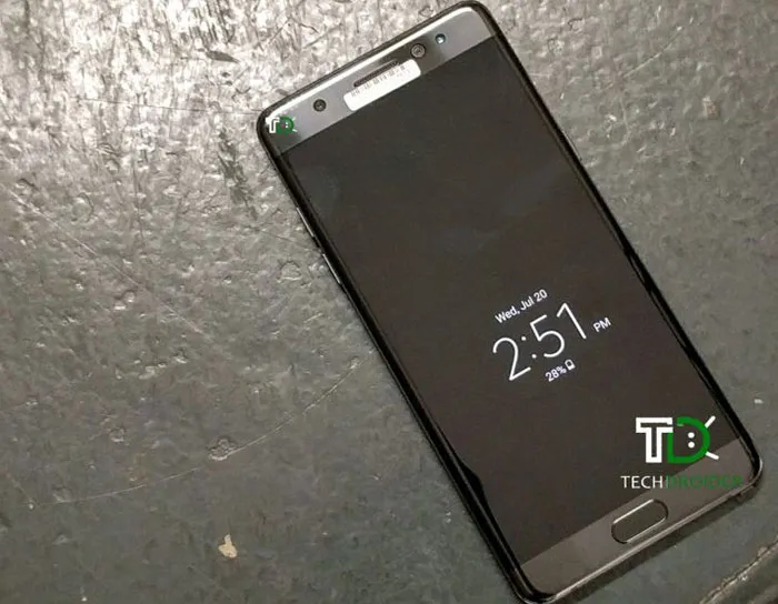 No-more-edge-y-versions-first-Note-with-a-flexible-curved-display-only