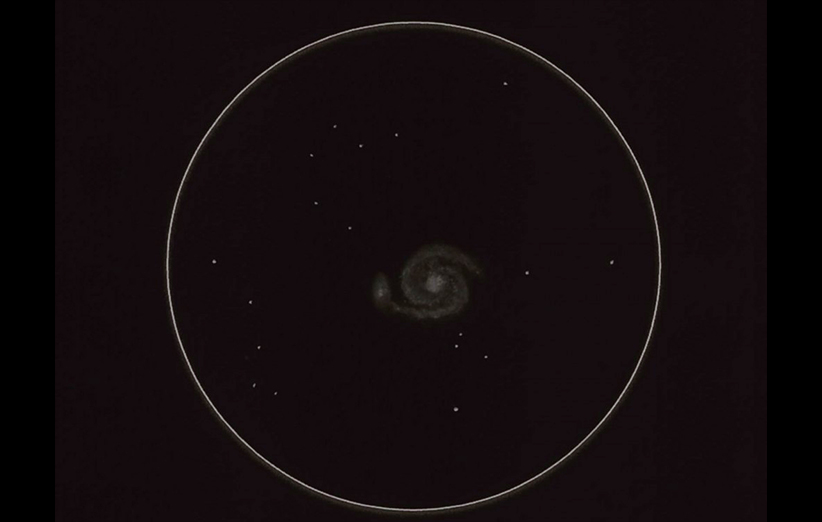 این طرح را Boscp Rodriguez با استفاده از یک تلسکوپ ۶ اینچ نیوتنی از کهکشان M51 کشیده است. بازوهای مارپیچی این کهکشان  به‌خوبی مشخص است. (نور تصویر مقداری نسبت به اصل فایل افزایش یافته).