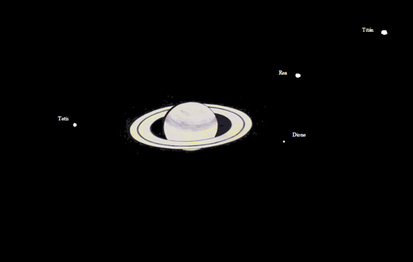 منظره‌ی سیاره‌ی زحل و سه تا از قمرهایش که Enrique Sanchez از چشمی یک تلسکوپ شکستی ۱۲۰ میلی‌متری آپوکروماتیک دیده و سپس به تصویر درآورده است.