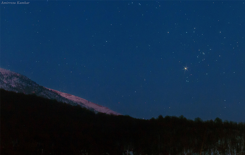 رنگ مایل به سرخ ستاره‌ی دبران در این تصویر به‌خوبی مشخص است. عکس از امیررضا کامکار.