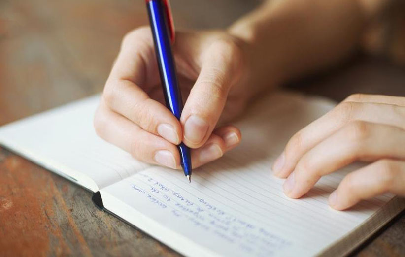 برای کنارآمدن با جدایی، نوشتن یادداشت‌های روزانه را شروع کنید