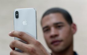 اپل در مورد دوربین آیفون 10 دروغ می‌گوید