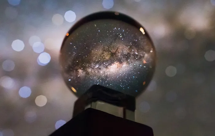 کهکشان در یک شیشه‌ی برف