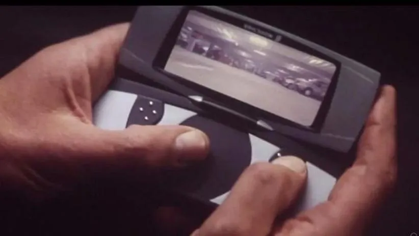 فردا هرگز نمی‌میرد