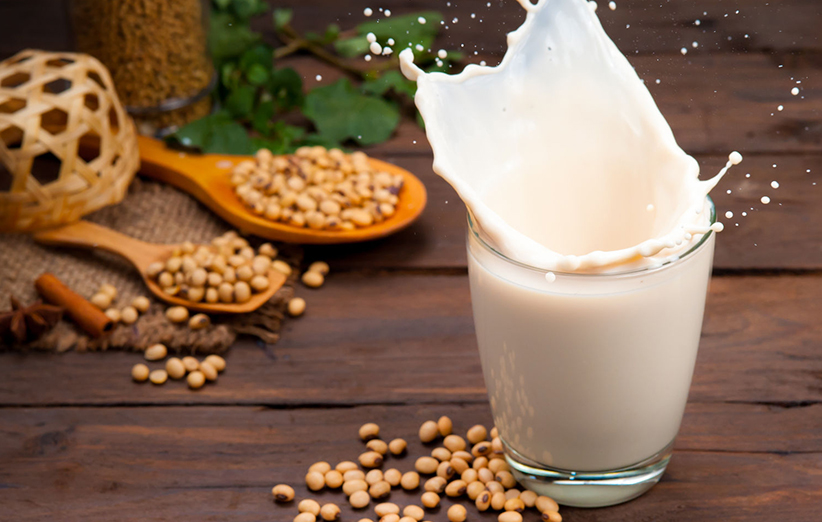 شیر سویا چیست و چه مزیت‌هایی نسبت به شیر گاو دارد؟