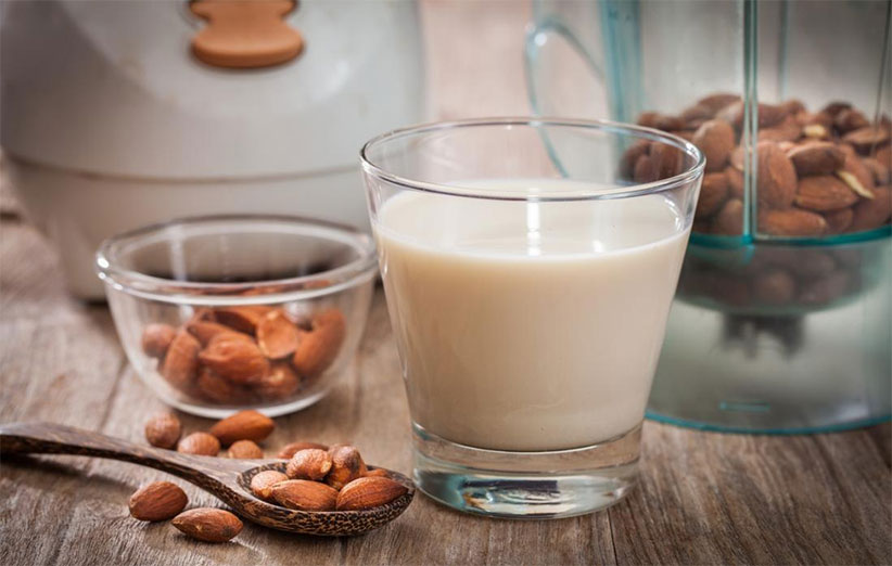 16 خاصیت شیر بادام که آن را به یک خوراکی مفید تبدیل می‌کند • دیجی‌کالا مگ