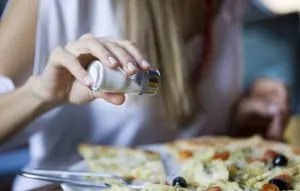 ۸ خوراکی که برای درمان و پیشگیری از فشار خون بالا نباید بخورید