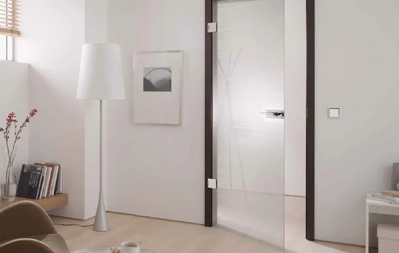 در شیشهای ورودی