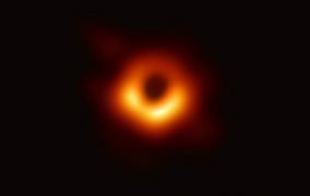 اولین تصویر از سیاهچاله