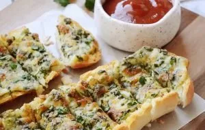 طرز تهیهی نان سیر با پنیر پیتزا