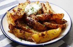 طرز تهیه سیب زمینی تنوری پنیری