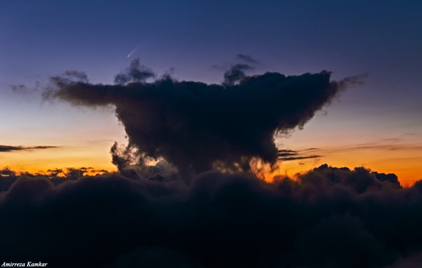 دنباله‌دار نئووایز بر فراز ابرها.