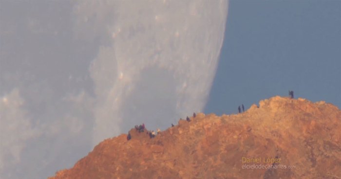 غروب ماه غول آسا اثر دنیل لوپز
