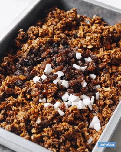 اضافه کردن کشمش و نارگیل به گرانولا