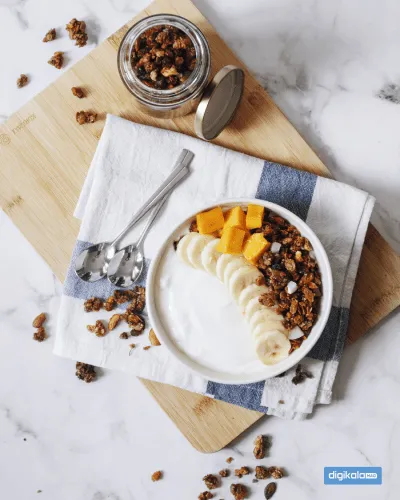 گرانولا با ماست، موز و انبه
