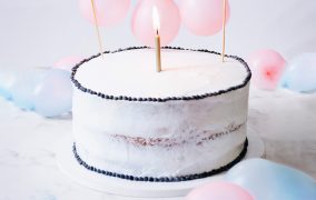 کیک اسفنجی ساده با تزئین خامه