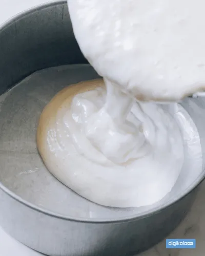 ریختن مایه کیک در قالب