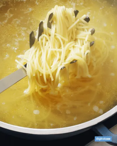 ماکارونی با پنیر پیتزا