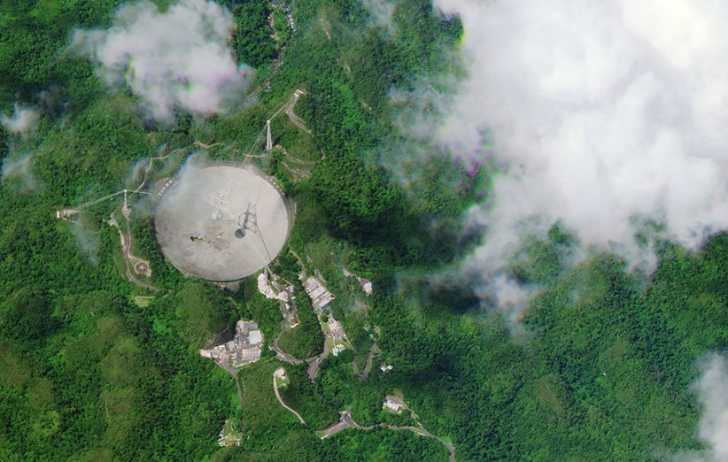 نمای تلسکوپ رادیویی آرسیبو از آسمان