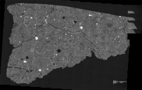 یک قطعه از شهاب‌سنگ ابعاد شهاب‌سنگ Asuka 12236 زیر میکروسکوپ