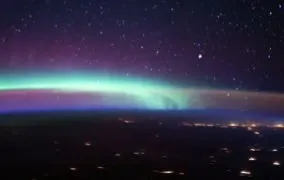 شفق قطبی و هواتاب از نگاه ایستگاه فضایی بین‌المللی