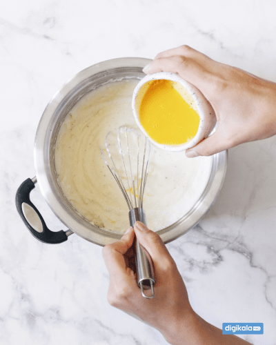 اضافه کردن زرده تخم مرغ به سس بشامل