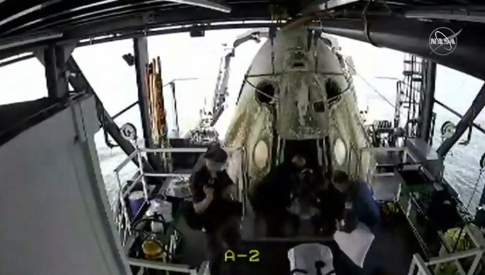 بیرون آوردن فضانوردان از کپسول دراگون