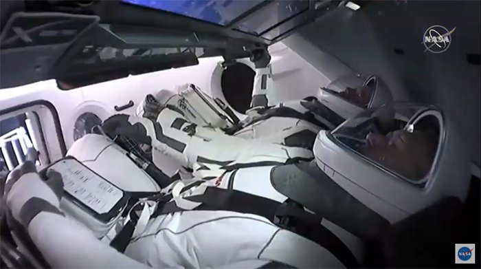 فضانوردان ناسا در کپسول دراگون در راه بازگشت به زمین